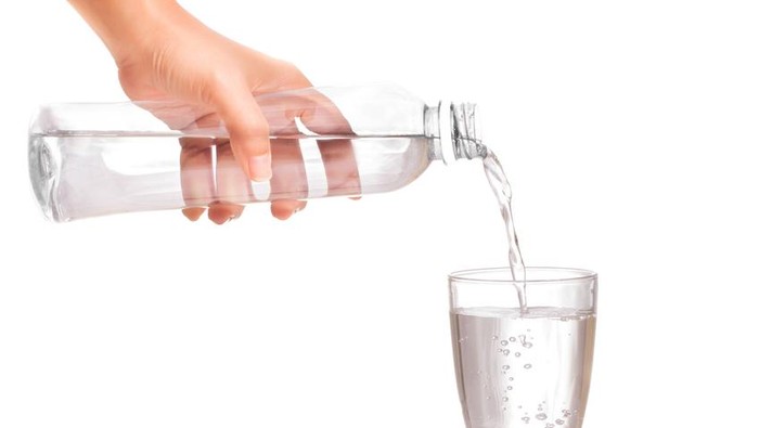 Sederet Manfaat Rajin Minum Air Putih Seperti Isyana Sarasvati