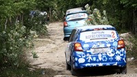 Rombongan Datsun Risers Expedition 2 melintasi berbagai medan, mulai jalan beraspal hingga bergelobang.