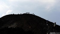 Para wisatawan dalam maupun luar negeri mendaki Krakatau.