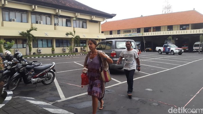 Polisi Menolak Perempuan Asing yang Ingin Besuk Sara Connor