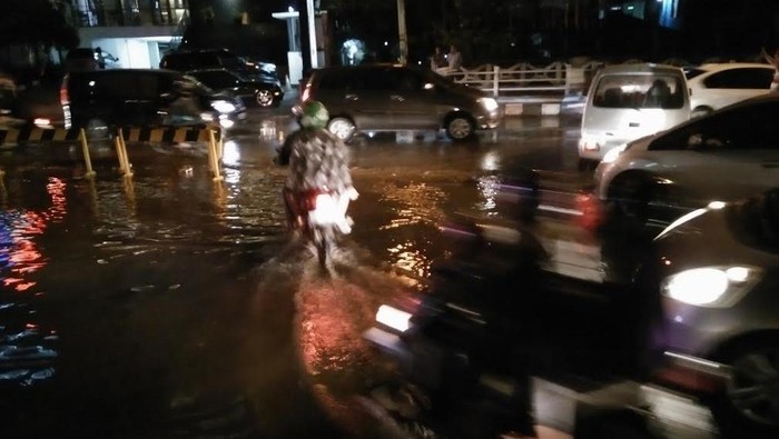 Kali Krukut Meluap Juga Berimbas Genangan di Jalan Kapten Tendean, Lalin Tersendat