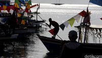 Perahu-perahu yang dihiasi umbul-umbul siap menyeberangkan wisatawan ke Krakatau.
