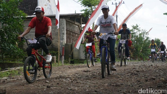 Protes Jalan Rusak di Banyuwangi, Warga Bersepeda Keliling Kampung