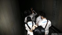 Risers melewati Lorong Tsunami. Lorong ini merupakan akses menuju Museum Tsunami.