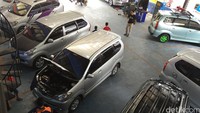 Bengkel bisa menangani pemeriksaan umum kendaraan seperti pengecekan oli, spooring, balancing, perawatan berkala sampai overhaul engine.