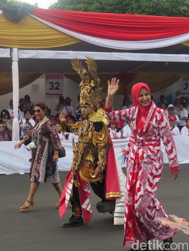 Begini aksi Menteri Susi berjalan di jalanan Alun-alun Kota Jember yang disulap menjadi landasan peraga JFC 2016. Didampingi presiden dan penggagas JFC, Dynand Fariz, serta Bupati Jember Faida, perempuan 53 tahun itu muncul dalam balutan dress batik selutut yang mengekspos tato di kaki kanannya. (Foto: Daniel Ngantung/Wolipop)