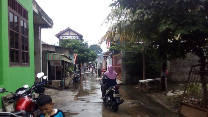 Banjir di Kampung Makasar Surut, Warga Mulai Bersih-bersih Rumah