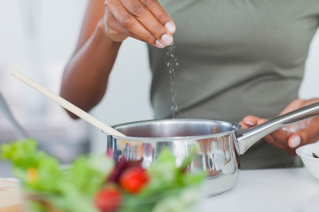Dengan 4 Cara Ini, Anda Bisa Kurangi Pemakaian Garam Saat Memasak