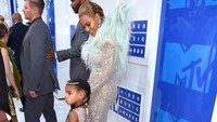 Beyonce membuat kejutan dengan mengajak Blue Ivy yang berusia empat setengah tahun ke red carpet MTV VMA 2016. Larry Busacca/Getty Images/detikFoto.