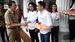 Ahok-Djarot Dilamar dengan Roti Buaya