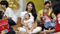 Dipangkuan Sarwendah, Thalia terlihat sangat menggemaskan. Pool/Noel/detikFoto.