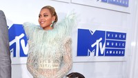 Blue terlihat mengenakan gaun emas yang membuatnya terlihat seperti seorang putri raja. Larry Busacca/Getty Images/detikFoto.