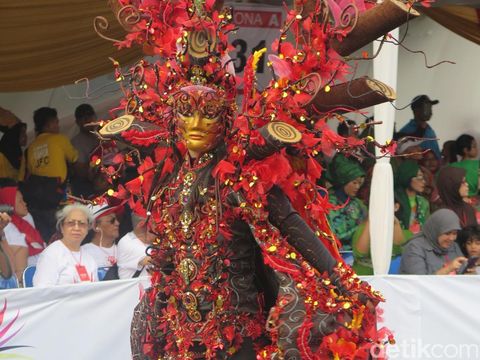 Foto Garuda  Hingga Barong 10 Kostum  Terunik Jember 