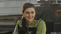 Donna memilih lokasi pemotretan diantara mobil perang. Pool/Noel/detikFoto.