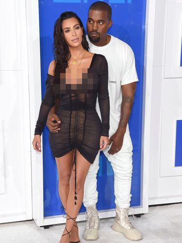 Ini Alasan Kanye West Selalu Pose di Belakang Kim Kardashian