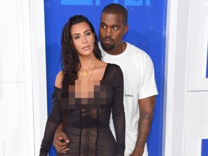 Hot Couple! Kanye West dan Kim K Tampil Black and White di VMA 2016