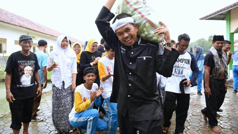 Saat Bupati Dedi Bersepeda Sambil Merazia Pelajar yang 