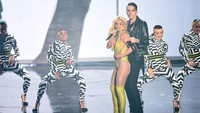 Bersama dengan rapper G-Eazy, mereka terlihat begitu intim di atas panggung. Michael Loccisano/Getty Images/detikFoto.