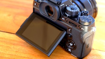 Bodi kamera ini juga masih weather resistant, dengan EVF berpanel OLED dan layar 3 inch yang bisa diputar. Foto: detikINET - Anggoro Suryo Jati