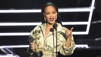 Atas kiprahnya di dunia musik, Rihanna dianugerahi penghargaan Michael Jackson Video Vanguard Award. Michael Loccisano/Getty Images/detikFoto.