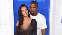 Kanye dan Kim tampil serasi dalam busana hitam putih. Jamie McCarthy/Getty Images/detikFoto.