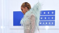 Beyonce sendiri terlihat mengenakan gaun transparan berwarna biru dengan aksesori sayap dengan perhiasan senilai 167 Miliar yang melekat di tubuhnya. Larry Busacca/Getty Images/detikFoto.