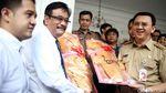 Ahok-Djarot Dilamar dengan Roti Buaya