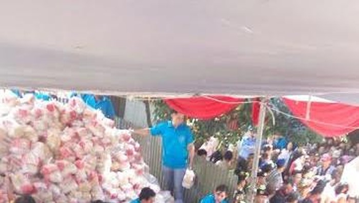 Ribuan Warga Berebut Sembako Gratis di Klenteng Eng An Kiong