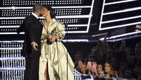 Ia beberapa kali pindah ke lain hati, salah satunya adalah Drake yang juga jadi teman duetnya. Michael Loccisano/Getty Images/detikFoto.
