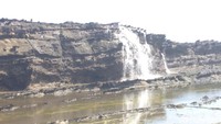 Air terjun laut ini dapat dilihat pada pagi hari, sebelum matahari berada di atas kepala dan ombak sedang kencang-kencangnya. Saat siang hari juga bisa, namun harus menunggu terlebih dulu (Afif/detikTravel)