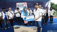 Ada pula hadiah berupa doorprize bagi warga yang hadir ada acara ini. Dan yang beruntung mendapatkan doorprize berupa TV LED 40 inci kali ini adalah Nuzula Salsabilla. Dia menonton festival ini karena ingin melihat guru musiknya manggung.