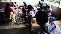 Seorang riser memotret anak-anak Sigli yang tengah mengaji.
