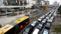 Kemacetan di jalan Thamrin Jakarta. Sanksinya dapat berupa ancaman pidana maksimal dua bulan dan denda maksimal Rp 500.000.Besaran sanksi nantinya akan diputuskan oleh pengadilan. Petugas polisi hanya akan melakukan penindakan di lapangan.