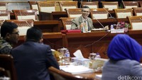 Edi Riadi menjawab berbagai pertanyaan anggota Komisi III DPR.