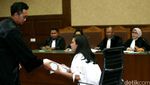Dituntut 6 Tahun Penjara, Damayanti Menangis