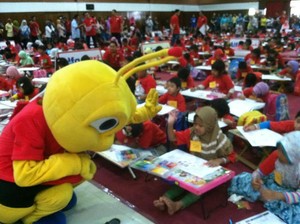 Ribuan Anak Menggambar Menara Eiffel dan Kincir Angin