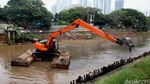 Pengerukan Lumpur di Kanal Banjir Barat