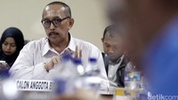 Calon anggota BPK Eko Sembodo menjawab pertanyaan anggota Komite IV DPD.