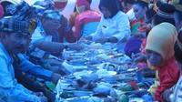 Aneka makanan di kandea-kandea, seperti kue baruasa, lalu ikan dole yang ditumbuk dengan kelapa dan ayam nasuwolio yang digoreng dengan kelapa (afif/detikTravel)