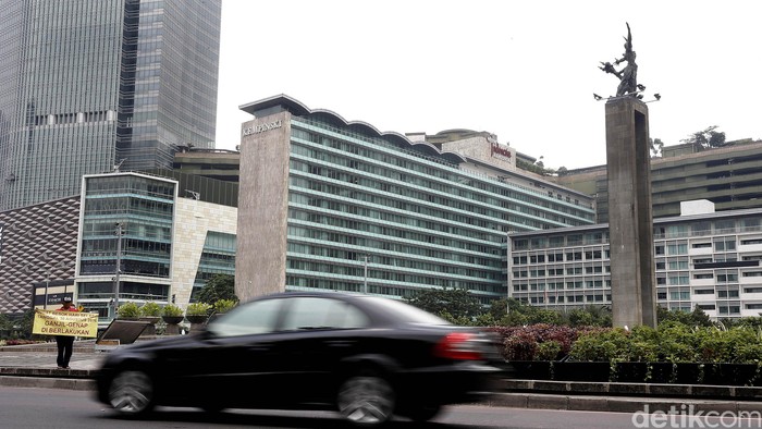 Setelah uji coba selama satu bulan, sistem ganjil genap akan mulai resmi diberlakukan besok.
Bagi para pelanggar tak lagi akan diberi teguran, sanksi maksimal Rp 500 ribu mengancam.
Sistem ganjil genap diatur dalam UU Nomor 22 Tahun 2009 tentang Lalu Lintas dan Angkutan Jalan yaitu pasal 280 yang mengatur pemasangan tanda nomor kendaraan.