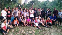 Para pemain dan kru film Labuan Hati di Desa Cunca Wulang, Kecamatan Mbeliling, Kabupaten Manggarai Barat, Nusa Tenggara Timur  pada akhir pekan lalu.