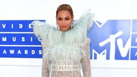 Memilih dress menerawang yang seksi, Beyonce pamer lekuk tubuhnya. Jamie  McCarthy/Getty Images/detikFoto.