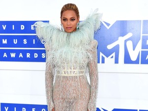 Selebriti Berbusana Terbaik di MTV Video Music Awards 2016