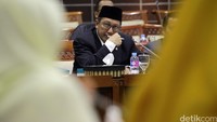 Lukman Hakim Saifuddin menghadiri rapat di Komisi VIII DPR.