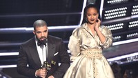 Drake berhasil mengangkat trofi Best Hip-Hop Video lewat Hotline Bling. Michael Loccisano/Getty Images/detikFoto.