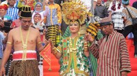 Terakhir ditutup dengan tarian kolosal Raja Putri Wakaka. Dialah raja pertama di Kerajaan Buton (sebelum berganti nama menjadi Kesultanan Buton) yang dipercaya sangat cantik (Afif/detikTravel)