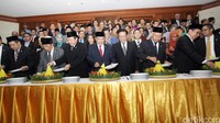 Kelima pimpinan DPR memotong tumpeng.