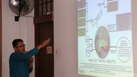 Peneliti Jaringan Kerja Penyelamat Hutan Riau (Jikalahari) Made Ali memaparkan temuan dan analisa terkait kebakaran hutan di Riau.