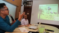 Peneliti Jaringan Kerja Penyelamat Hutan Riau (Jikalahari) Made Ali memberikan penjelasan.