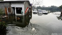 Banjir rendam rumah dan mobil warga, Senin (29/8/2016).